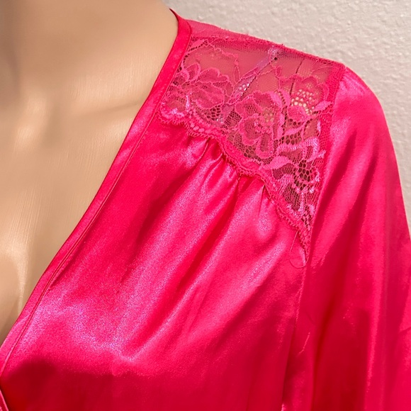 Morgan Taylor intimates pink robe. Size Medium. - Picture 3 of 5
